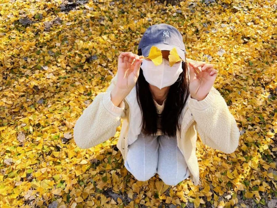 秋天落叶女生氛围感微信头像 适合秋天的唯美枫叶清冷女生风景头像_2