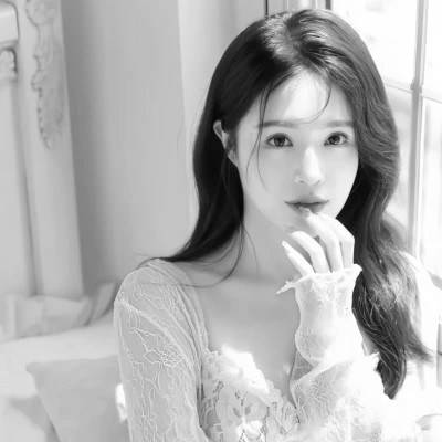 好看简单的女生头像黑白真人_20