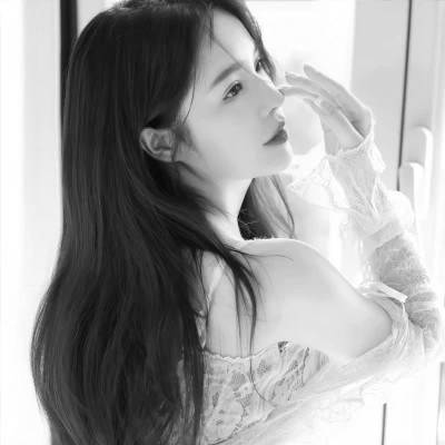 好看简单的女生头像黑白真人_18