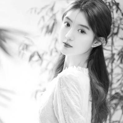 好看简单的女生头像黑白真人_9