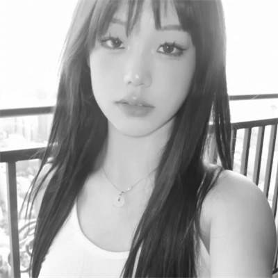 好看简单的女生头像黑白真人_11