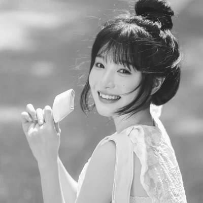 好看简单的女生头像黑白真人_3
