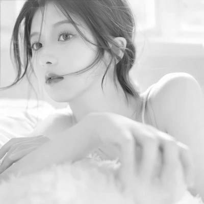 好看简单的女生头像黑白真人_6