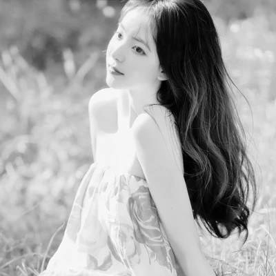好看简单的女生头像黑白真人_4
