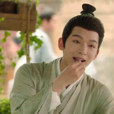 张晚意古装玱玹嗑瓜子可爱微信头像 男明星张晚意中式美男好看的帅照头像