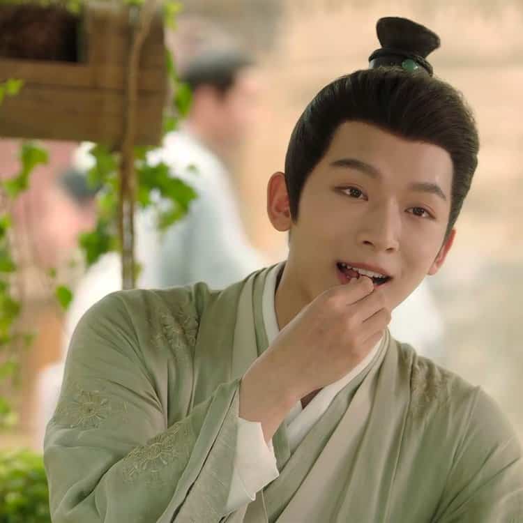 张晚意古装玱玹嗑瓜子可爱微信头像 男明星张晚意中式美男好看的帅照头像_6
