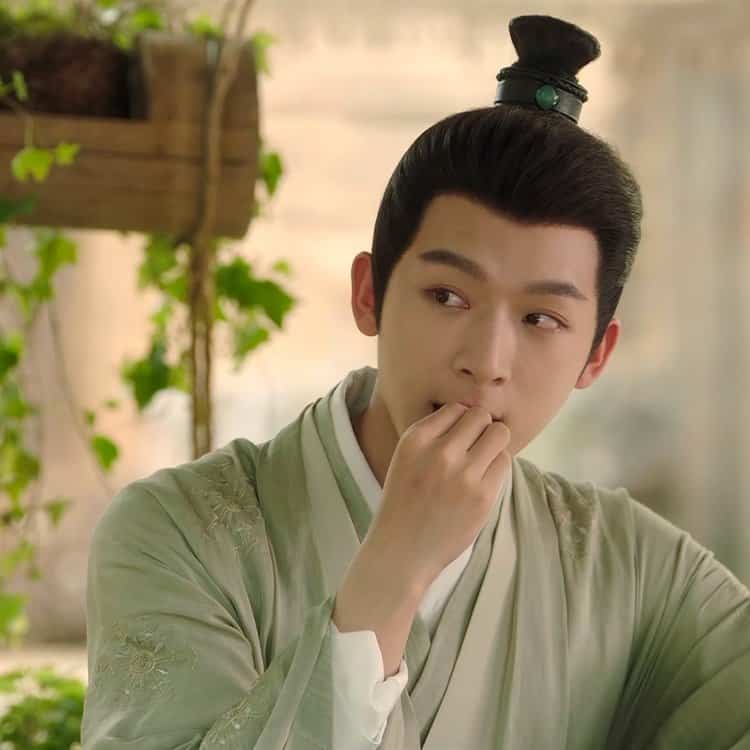 张晚意古装玱玹嗑瓜子可爱微信头像 男明星张晚意中式美男好看的帅照头像_7