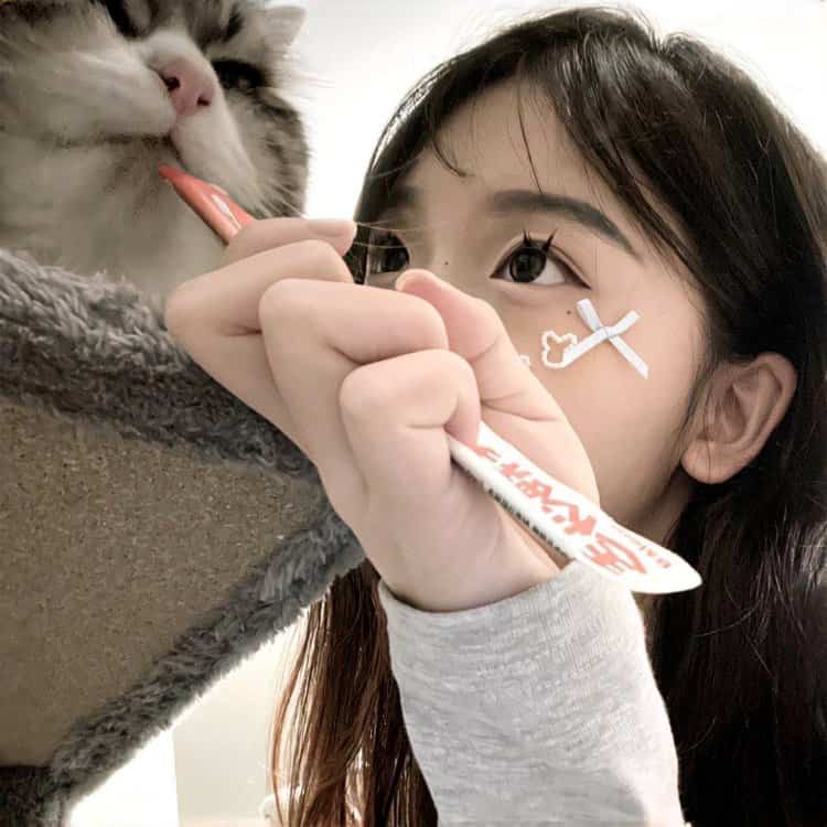 甜美女孩抱宠物猫狗有爱女生头像 真人女生抱宠物头像高清_3