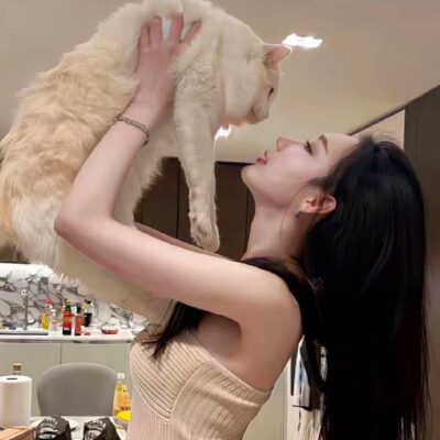 甜美女孩抱宠物猫狗有爱女生头像 真人女生抱宠物头像高清
