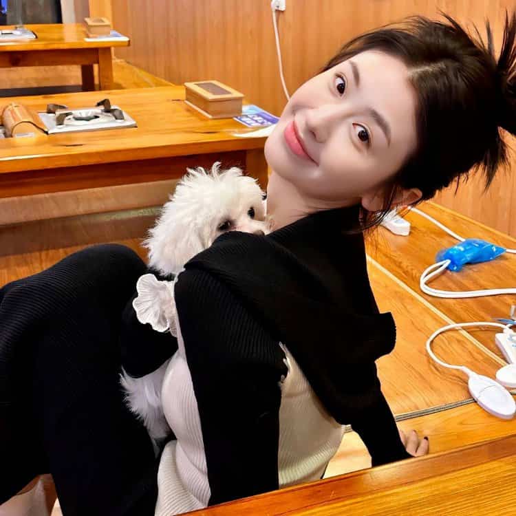 甜美女孩抱宠物猫狗有爱女生头像 真人女生抱宠物头像高清_10