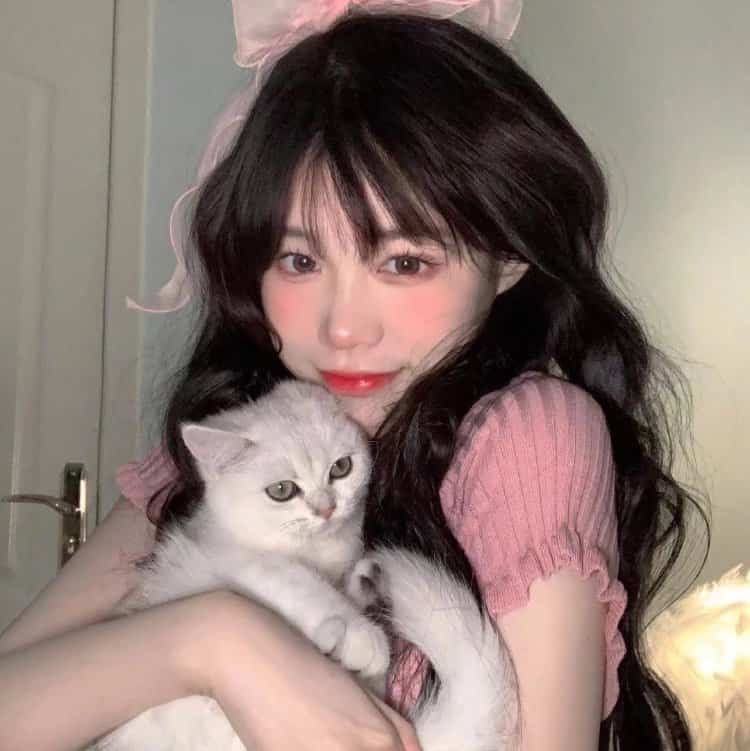 真人女生抱猫真实照片微信头像 女生抱宠物露脸头像_3