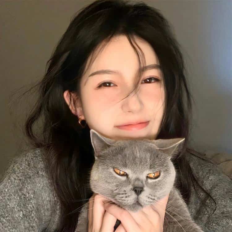 真人女生抱猫真实照片微信头像 女生抱宠物露脸头像_6