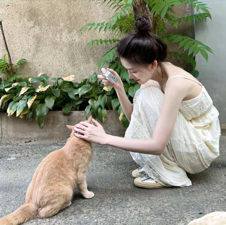 真人女生抱猫真实照片微信头像 女生抱宠物露脸头像_14