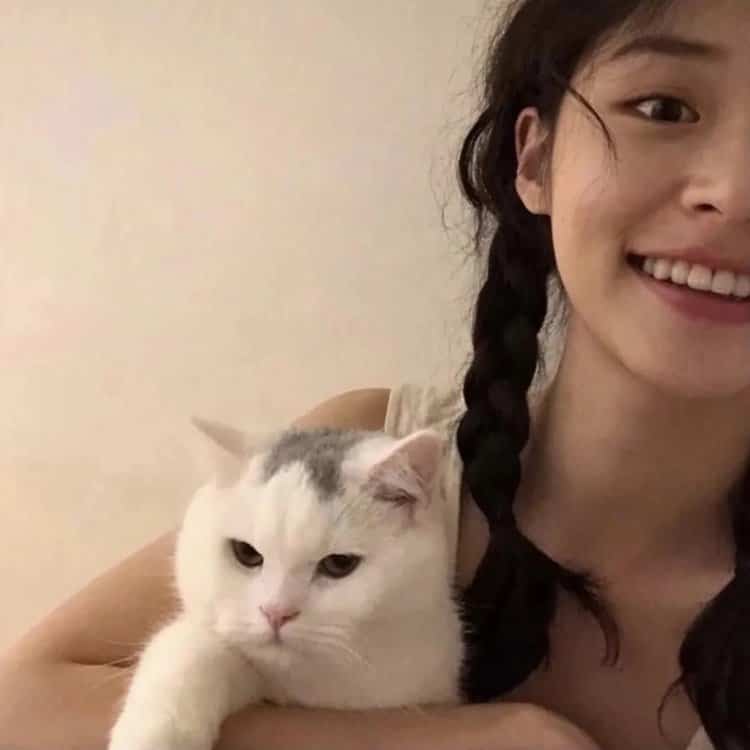 真人女生抱猫真实照片微信头像 女生抱宠物露脸头像_17