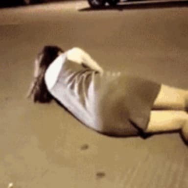 女生起床发现自己的小三角不见了？