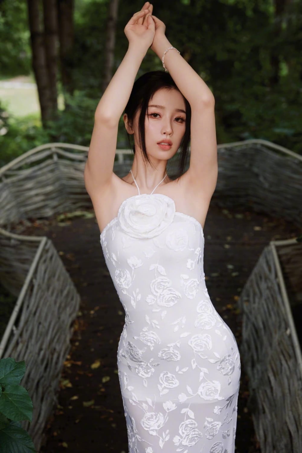 冯女郎虞书欣清冷白玫瑰造型照片_2