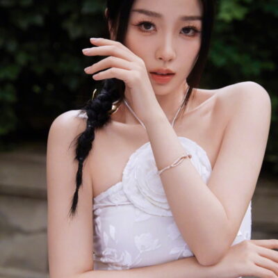 冯女郎虞书欣清冷白玫瑰造型照片
