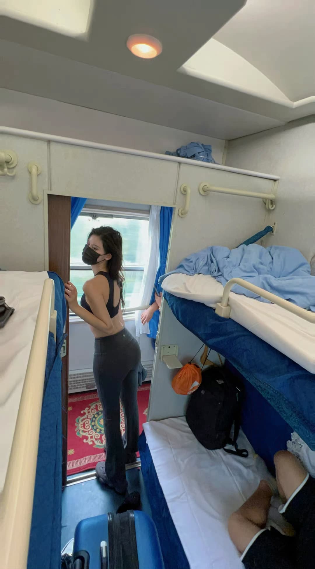 火车卧铺偶遇网红阿朱 身材真的好_4