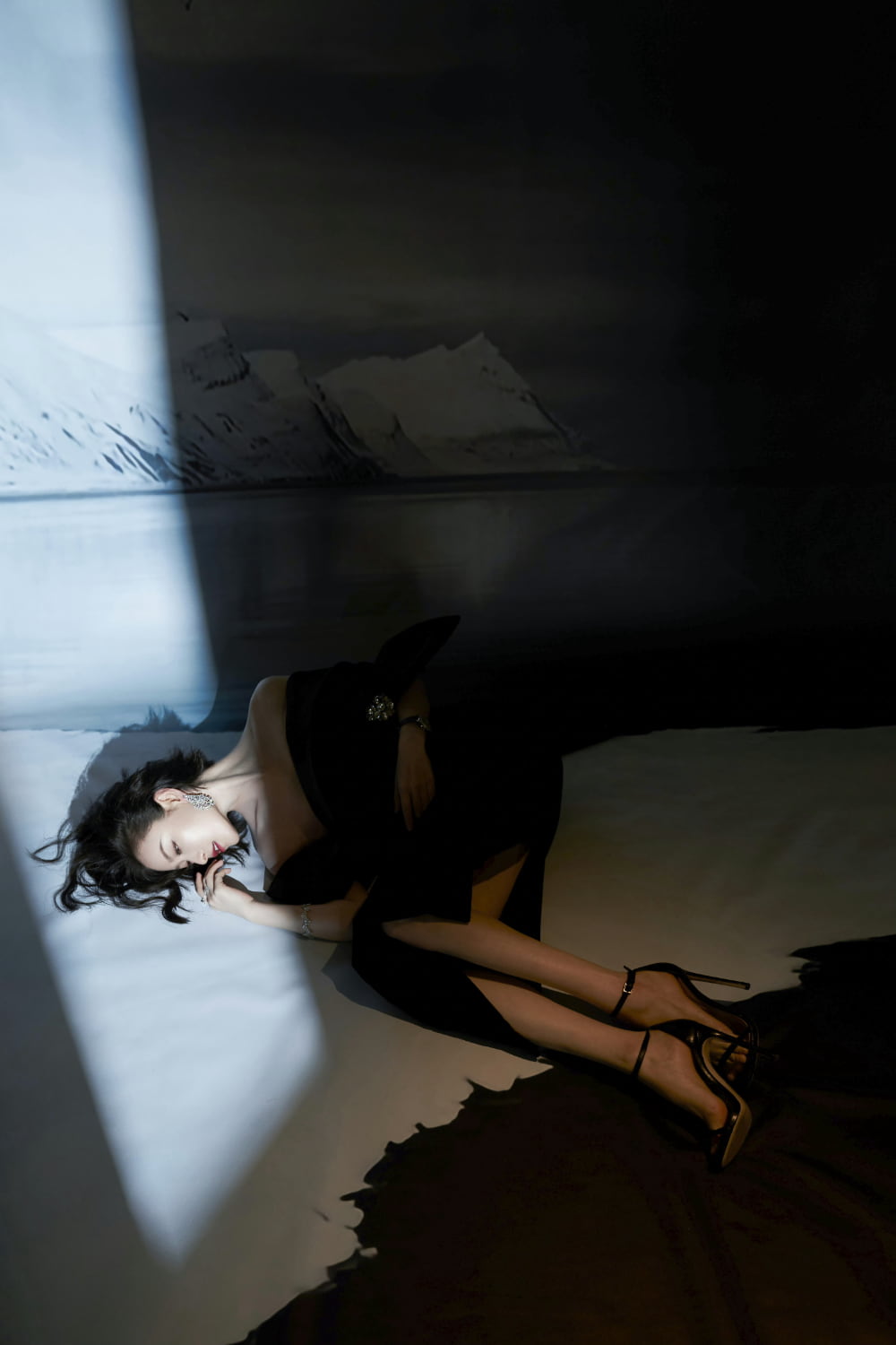 倪妮金鹿奖最佳女演员,倪妮黑色露背礼服图片_1