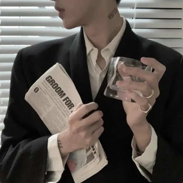 高级感emo孤独感男生微信头像 唯美复古的真人帅气男头_9