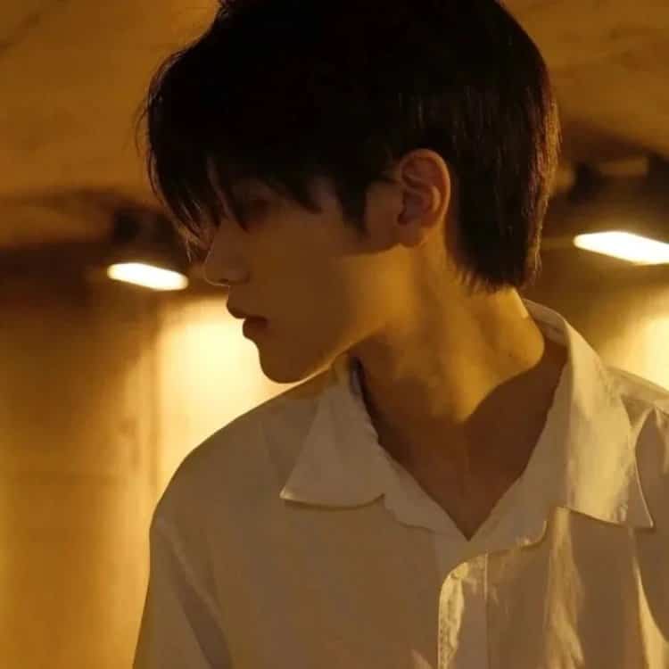 高级感emo孤独感男生微信头像 唯美复古的真人帅气男头_11