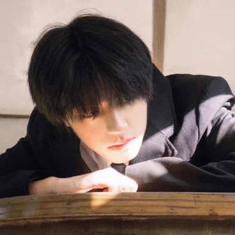 高级感emo孤独感男生微信头像 唯美复古的真人帅气男头_13