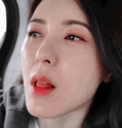 大美女曾黎吐舌头太可爱了gif动态图 颜值真的高_1