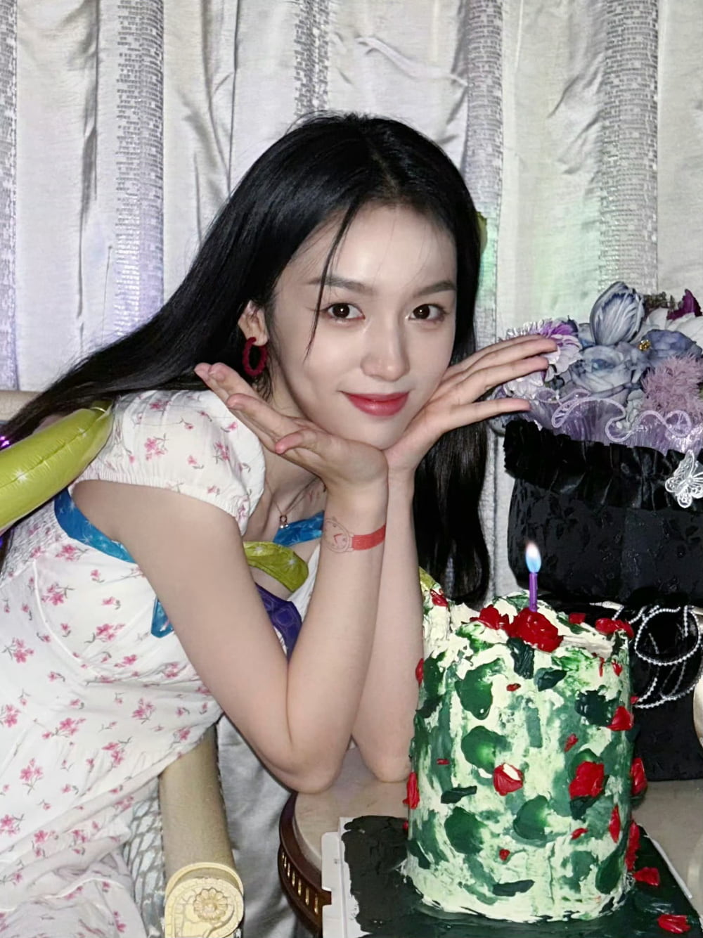 为什么都说周也好漂亮被称为高级脸，看了周也自拍照就知道了！_1