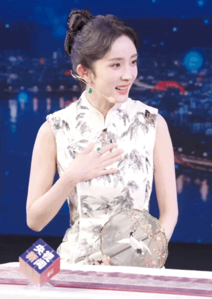杨幂穿旗袍好美娇羞可爱典雅端庄gif动态图_1