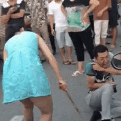 老婆当街打老公gif动态图,老公出轨了有必要把细节挖出来吗