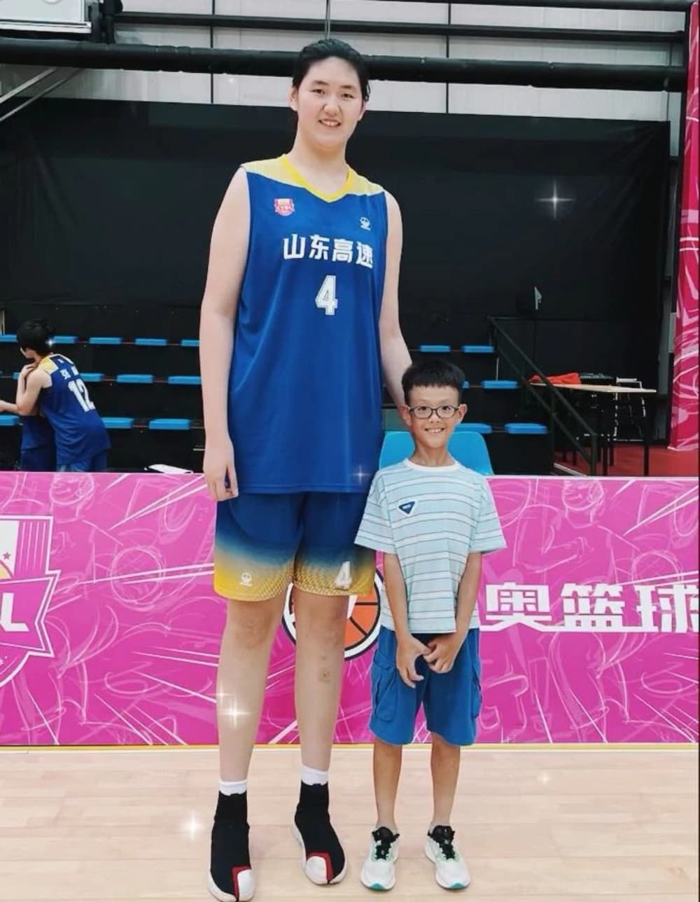 女籃張子宇圖片,16歲身高2米28比姚明還高_(dá)2