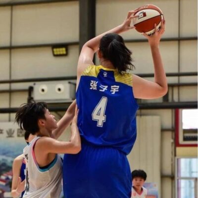 女篮张子宇图片,16岁身高2米28比姚明还高