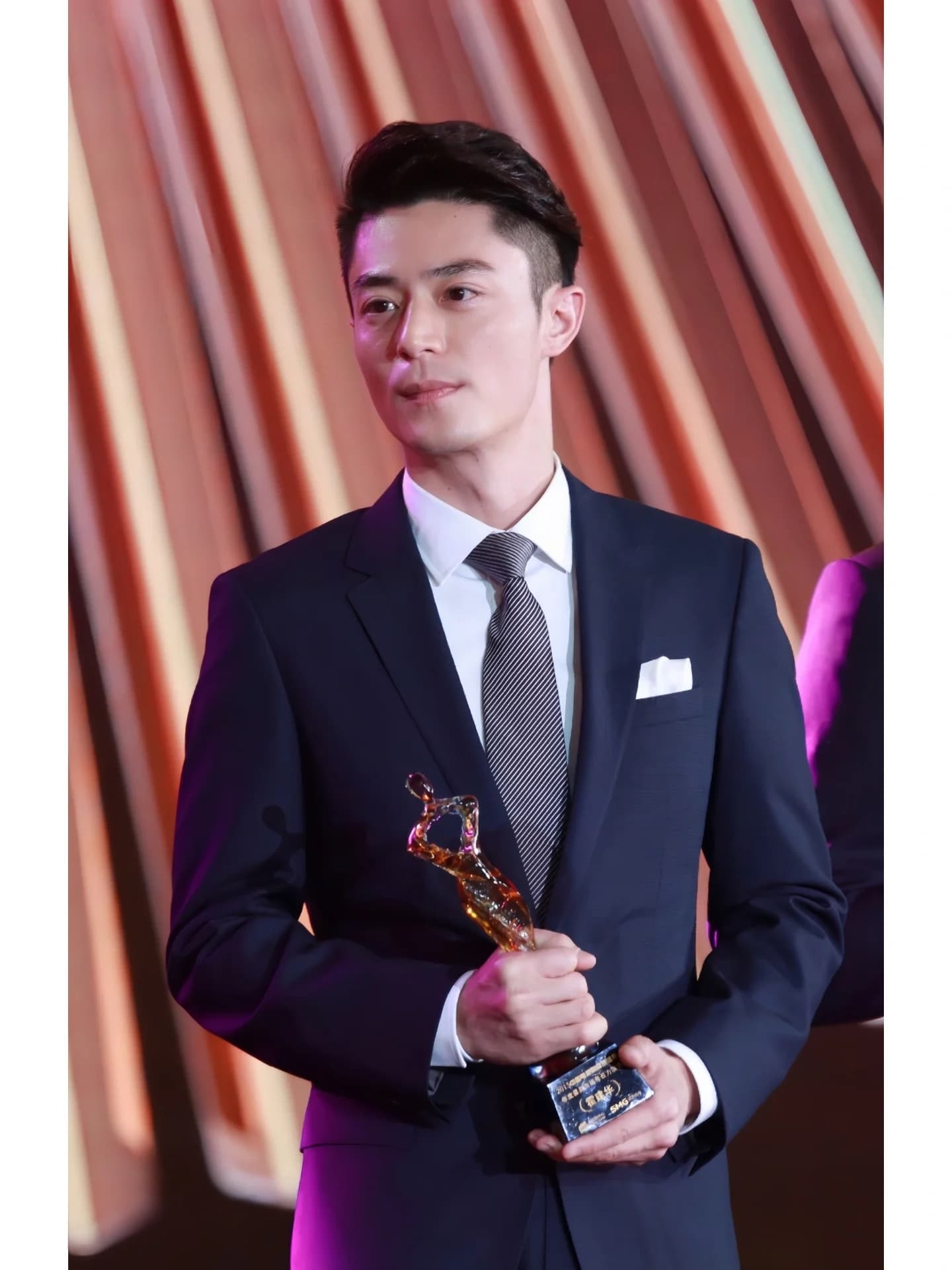 男人闷骚的特征有什么表现？闷骚型的男生受欢迎吗是好还是坏？_2