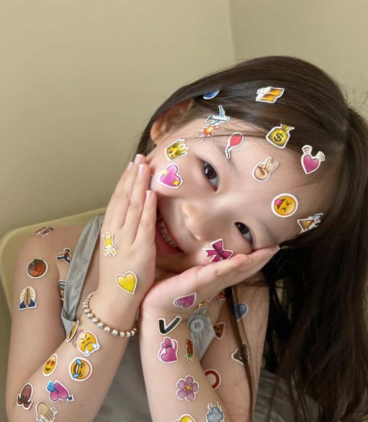 脸上胳膊上贴满emoji表情贴纸的可爱女孩头像 真实小女孩照片女生头像图_2