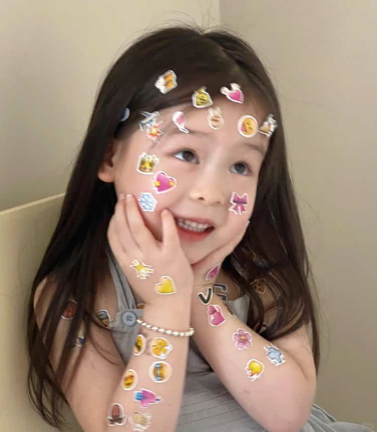 脸上胳膊上贴满emoji表情贴纸的可爱女孩头像 真实小女孩照片女生头像图_3