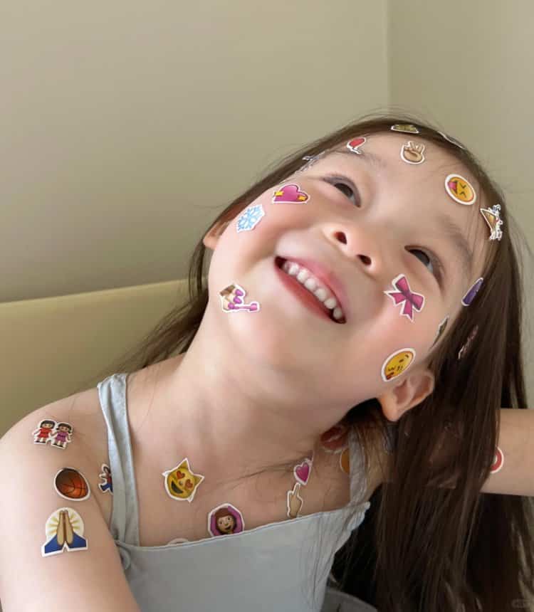 脸上胳膊上贴满emoji表情贴纸的可爱女孩头像 真实小女孩照片女生头像图_5