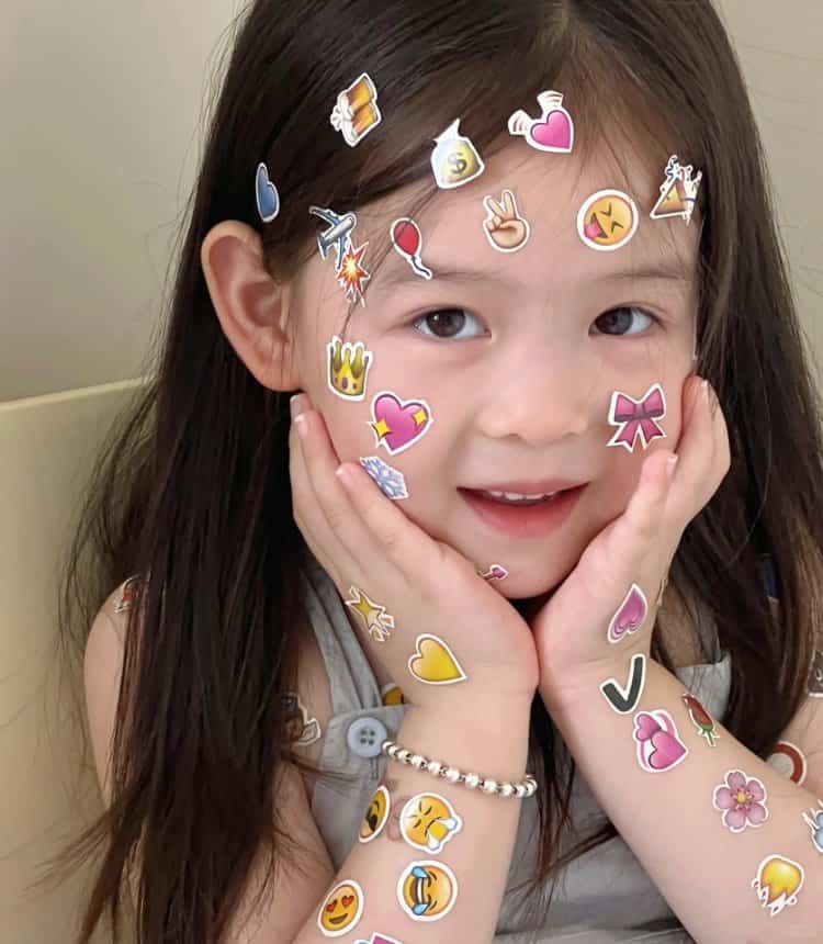 脸上胳膊上贴满emoji表情贴纸的可爱女孩头像 真实小女孩照片女生头像图_6