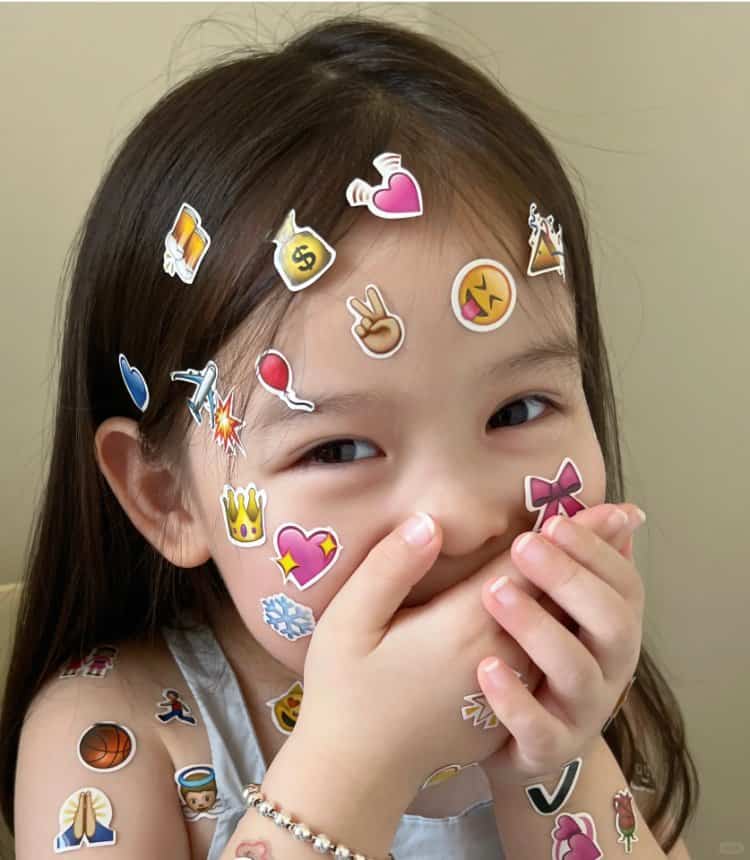 脸上胳膊上贴满emoji表情贴纸的可爱女孩头像 真实小女孩照片女生头像图_7