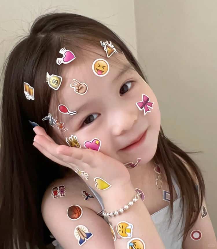 脸上胳膊上贴满emoji表情贴纸的可爱女孩头像 真实小女孩照片女生头像图_8