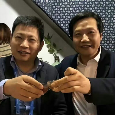 华为小米达成全球专利交叉许可协议,余承东雷军合照