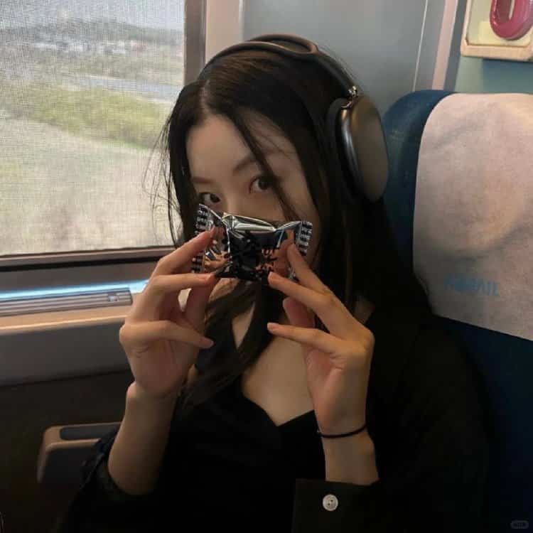 适合秋天的氛围感真实照片女生头像 不容易撞的小众女头_9