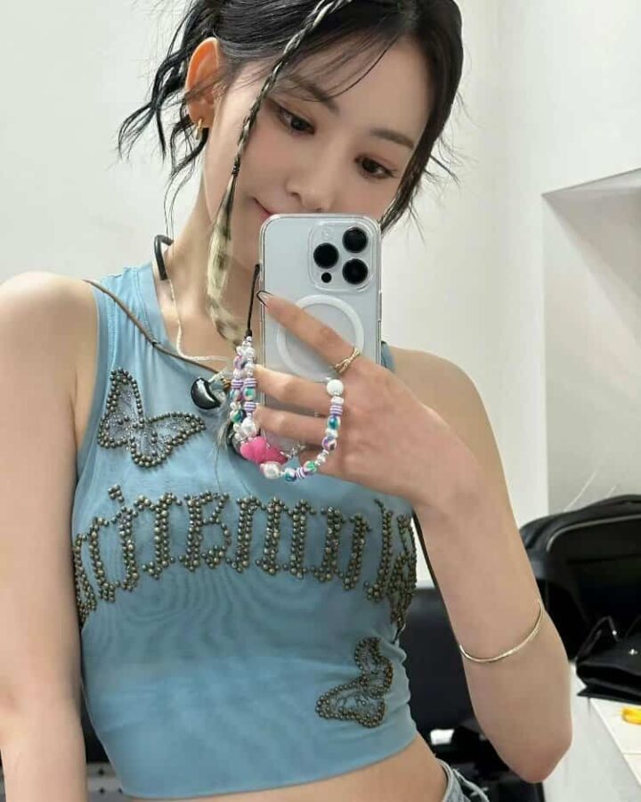 适合秋天的氛围感真实照片女生头像 不容易撞的小众女头_1
