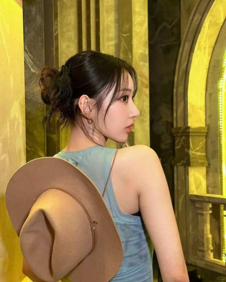 适合秋天的氛围感真实照片女生头像 不容易撞的小众女头_2
