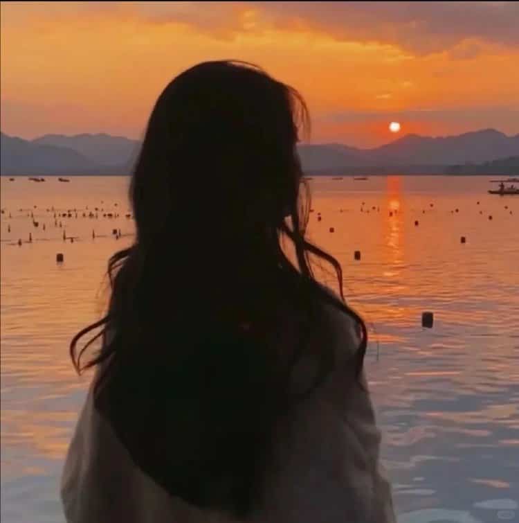 日落氛围感女孩背影微信头像 真人不露脸背影夕阳女生头像_2
