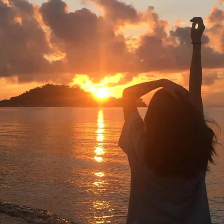 日落氛围感女孩背影微信头像 真人不露脸背影夕阳女生头像_7
