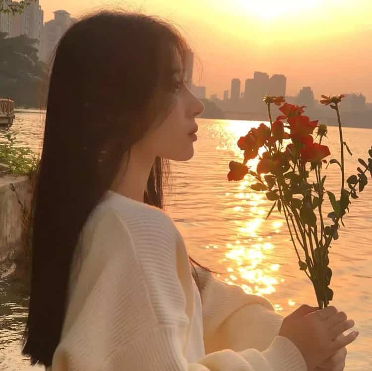 日落氛围感女孩背影微信头像 真人不露脸背影夕阳女生头像_8