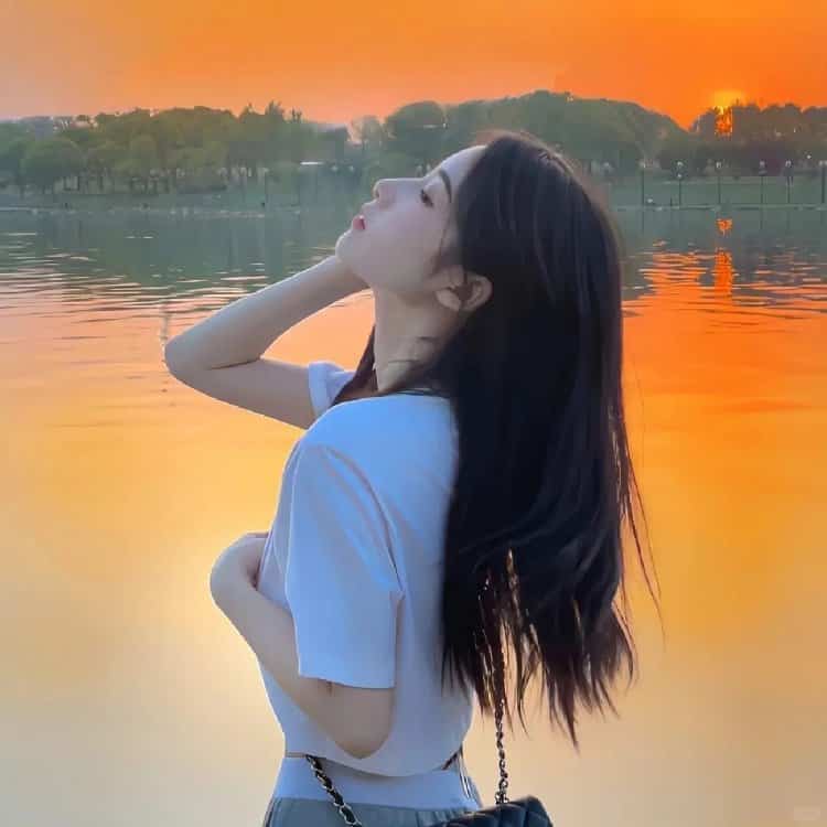 日落氛围感女孩背影微信头像 真人不露脸背影夕阳女生头像_14