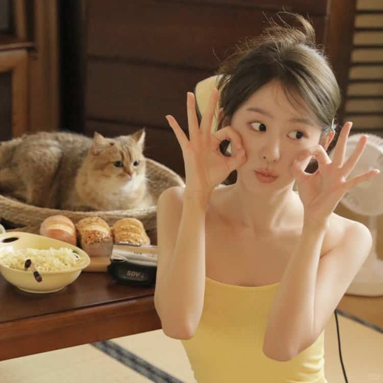 日系长发女孩和猫合照女生头像_1