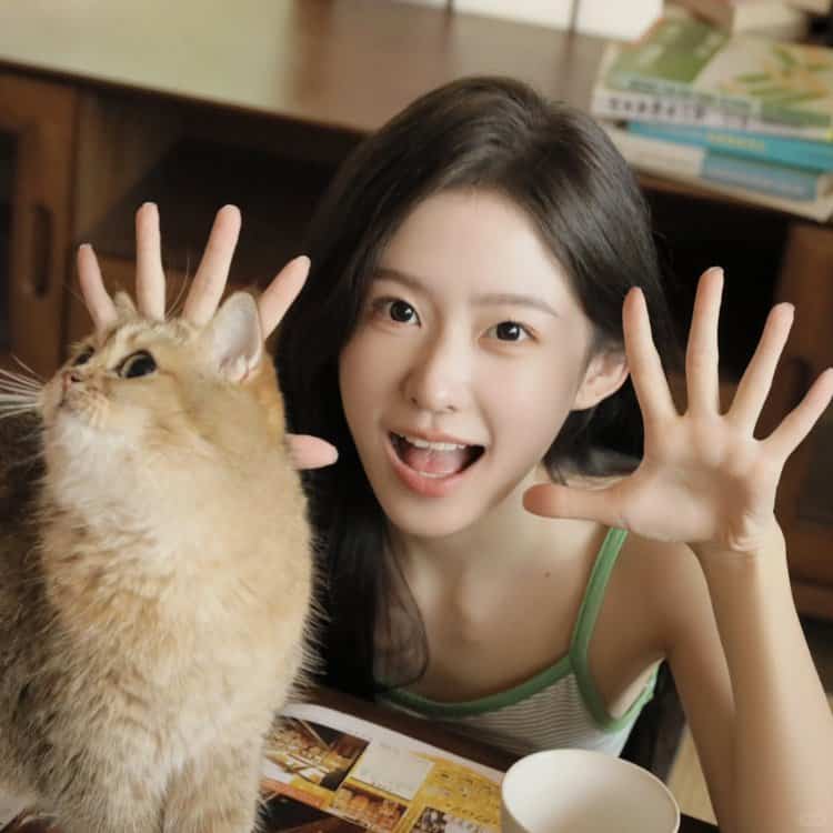 日系长发女孩和猫合照女生头像_5