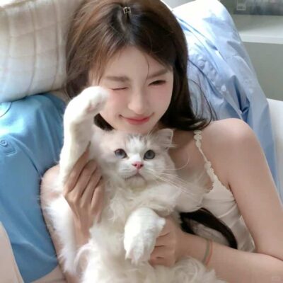 日系长发女孩和猫合照女生头像